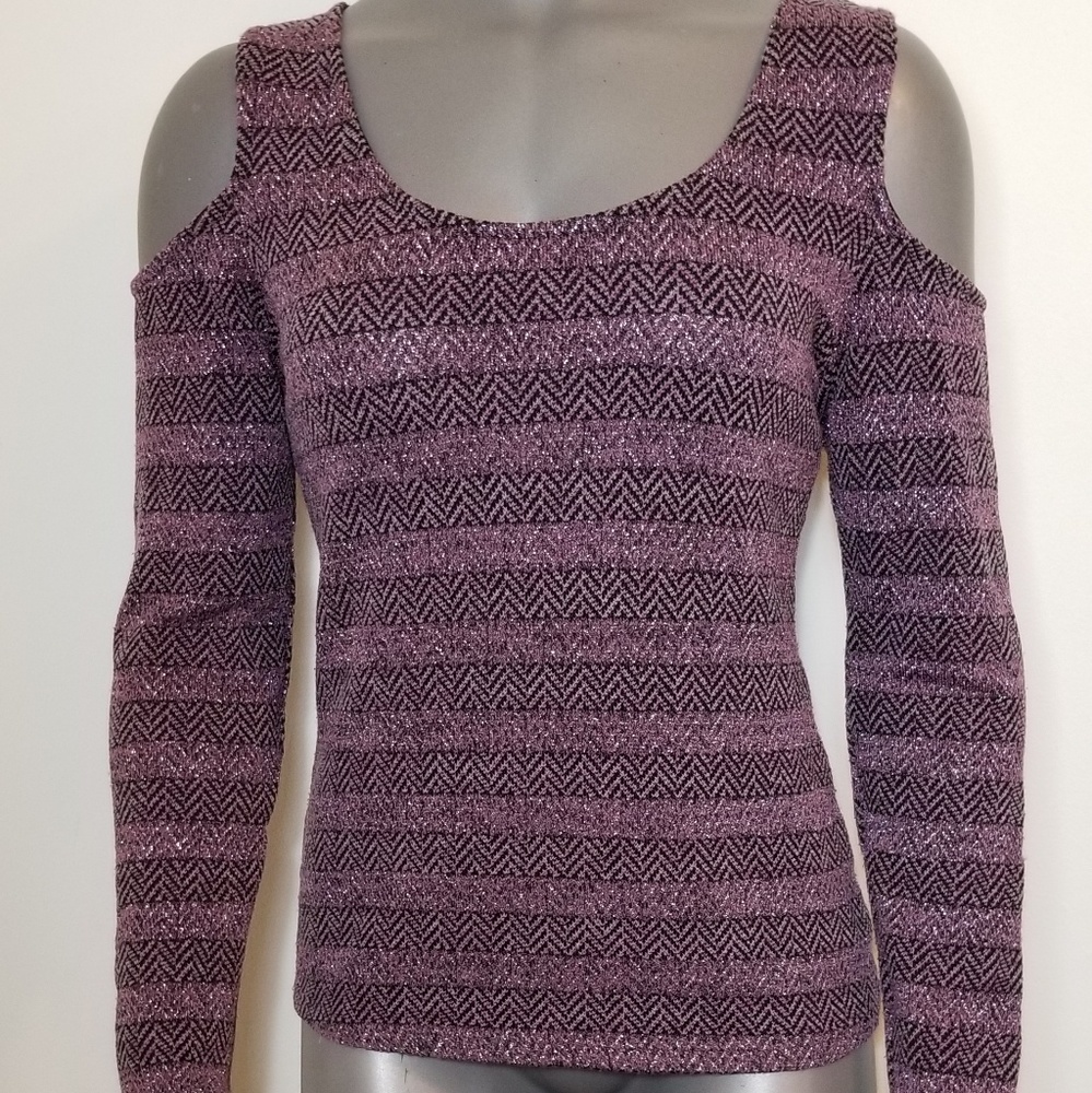 Point Cold Shoulder Long Sleeve Top - Picture 5 of 8
